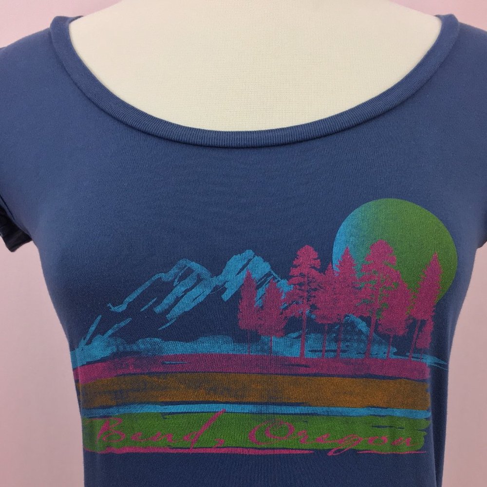 ▣ near new bend, oregon navy t▣shirt
